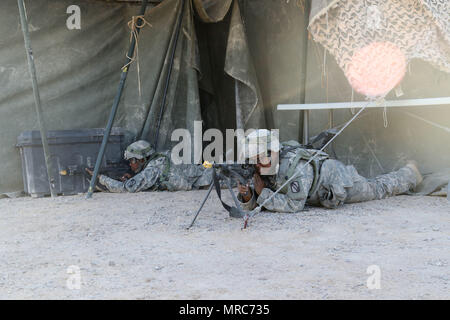 1° privato classe Roleisha Piani e 1Lt. Megan Sly, sede assegnata Company, 150° Battaglione ingegnere, Mississippi Esercito Nazionale Guardia, proteggere il tactical operations center entrata durante un attacco simulato Giugno 3, 2017, a Fort Irwin, California. (Mississippi Guardia Nazionale foto di Sgt. DeUndra Brown, 102d affari pubblici distacco) Foto Stock