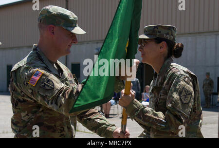 Il Mag. John Mullaney mani la sede e Sede Società, duecentesimo della Polizia Militare il comando guideon fino a Briga. Gen. Marion Garcia, il duecentesimo MPC comandante generale, durante un cambiamento di cerimonia di comando a Fort Meade, Maryland, 3 giugno. Mullaney rinunciato a comando per Cpt. Robert Mark durante la cerimonia. (U.S. La riserva di esercito foto di Sgt. Audrey Hayes) Foto Stock