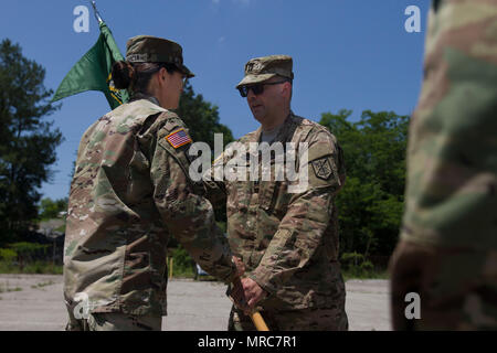 Brig. Gen. Marion Garcia, il comandante generale del duecentesimo della Polizia Militare comando, mani la sede e il Quartier Generale della Società a guideon Capt. Robert Mark durante un cambiamento di cerimonia di comando a Fort Meade, Maryland, 3 giugno. Mark ha assunto il comando dal magg. John Mullaney durante la cerimonia. (U.S. La riserva di esercito foto di Sgt. Audrey Hayes) Foto Stock