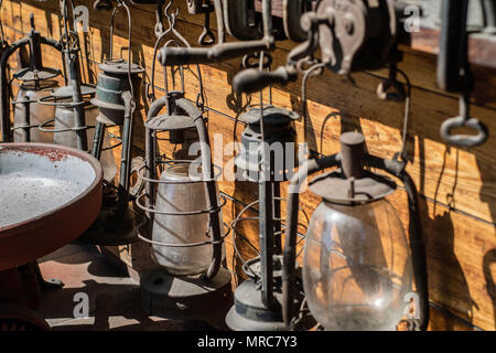 Vecchie lampade a olio usato nelle abitazioni. Accessori per illuminare l'interno della casa. Un luogo di open-air museum. Foto Stock