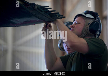 Marine Corps Cpl. Raymond Conrad, una dinamica meccanica di componenti con Marine elicottero pesante Squadron (HMH) 466, funziona su un CH-53E Super Stallion della pala del rotore durante la selezione di armi e tattiche corso istruttori (WTI) 2-17 a Naval Air Facility El Centro in California, 14 aprile 2017. WTI è tenuta semestralmente al Marine Corps Air Station (ICM) Yuma, Ariz. per fornire agli studenti una formazione dettagliata per essere praticato sulle varie gamme in Arizona e California. Foto Stock