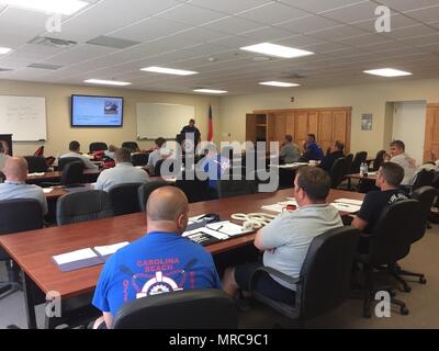 Personale dal nuovo Hannover e Brunswick County ascoltare durante il corso di formazione nella stazione Oak Island Maggio 8, 2017, in Oak Island, North Carolina. Stazione Isola di quercia condotta associazione nazionale dello Stato di diritto in barca gli amministratori (NASBLA) formazione possono 8-12 per nuovi Hannover e Brunswick County agenzie. (Coast Guard fotografia di Master Chief Petty Officer Mark Kannan) Foto Stock