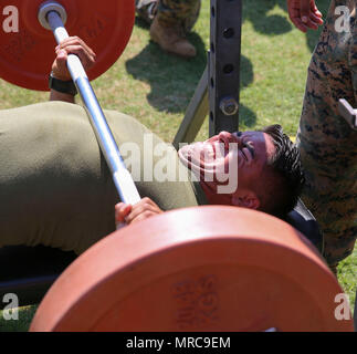 Cpl. Bryant Morillon compete nella pressa da banco concorrenza durante una mietitrebbia ospitato da aria marina gruppo di controllo 28 al Marine Corps Air Station Cherry Point, N.C., Giugno 2, 2017. Squadre di 20 Marines da ogni squadrone entro il gruppo di controllo hanno gareggiato in più eventi che comprendeva un Humvee push, giavellotto e pneumatico flip concorrenza. Morillon è un impiegato di magazzino assegnato ad aria per applicazioni marine squadrone di supporto 1, MACG-28, 2° velivolo marino ala. (U.S. Marine Corps photo by Lance Cpl. Cody limoni/rilasciato) Foto Stock