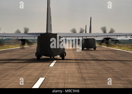 Stati Uniti Air Force C-130J Super Hercules aeromobile assegnati per la trentasettesima Airlift Squadron a Ramstein Air Base, Germania, prepararsi a decollare in aeroporto Cherbourg-Maupertus, Francia, in preparazione per il D-Day 73 cavalcavia, Giugno 2, 2017. Questo evento commemora il 73º anniversario del D-Day, la più grande multinazionale di sbarco e militare operativo airdrop nella storia e mette in evidenza la U.S.' incrollabile impegno di alleati e partner europei. In generale, circa 400 negli Stati Uniti i membri del servizio da unità in Europa e gli Stati Uniti stanno partecipando al cerimoniale di D-Day 73 eventi dal 31 maggio-giugno 7, Foto Stock