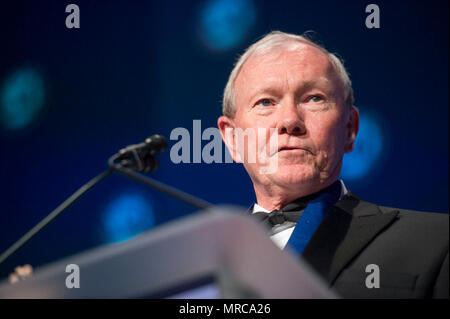 Esercito pensionato gen. Martin Dempsey, diciottesimo presidente del Comune di capi del personale, rende commento durante la tragedia del programma di assistenza per i superstiti (TAPS) 2017 Guardia d'onore di Gala in Washington, D.C., 12 aprile 2017. Durante l'evento, l'associazione nazionale di pallacanestro e usa la pallacanestro sono stati aggiudicati inaugurale della comunità nazionale Partnership Award, ha presentato per il sostegno che hanno mostrato per la nazione di famiglie di militari e personale impegno con la sopravvivenza di famiglie di America's eroi caduti. Foto Stock