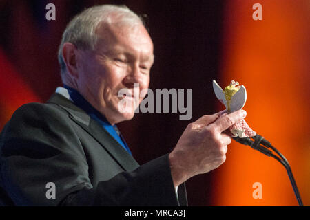 Esercito pensionato gen. Martin Dempsey, diciottesimo presidente del Comune di capi del personale, rende commento durante la tragedia del programma di assistenza per i superstiti (TAPS) 2017 Guardia d'onore di Gala in Washington, D.C., 12 aprile 2017. Durante l'evento, l'associazione nazionale di pallacanestro e usa la pallacanestro sono stati aggiudicati inaugurale della comunità nazionale Partnership Award, ha presentato per il sostegno che hanno mostrato per la nazione di famiglie di militari e personale impegno con la sopravvivenza di famiglie di America's eroi caduti. Foto Stock