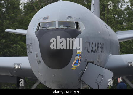 Il personale Sgt. Sam Cobb, centesimo Manutenzione aeromobili squadrone tecnico idraulico, comunica con i piloti durante una fase di pre-flight verificare di KC-135R Stratotanker a Powidz Air Base, Polonia, Giugno 5, 2017. BALTOPS è un annualmente ricorrenti esercizio multinazionale progettati per migliorare la flessibilità e interoperabilità, nonché la volontà di alleati e partner le forze per la difesa della regione del Baltico. Le nazioni partecipanti comprendono Belgio, Danimarca, Estonia, Finlandia, Francia, Germania, Lettonia, Lituania, Paesi Bassi, Norvegia, Polonia, Svezia, Regno Unito e Stati Uniti. (U.S. Aria Fo Foto Stock