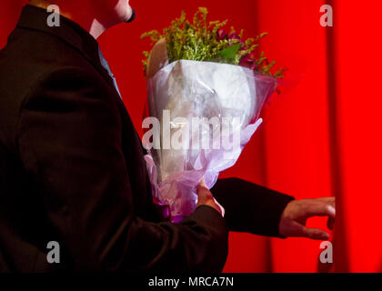 Una fase di mano trattiene i fiori per la madre di Jaclyn Mariano, superstite figlia della Air Force Master Sgt. Jude C. Mariano, durante la tragedia del programma di assistenza per i superstiti (TAPS) 2017 Guardia d'onore di Gala in Washington, D.C., 12 aprile 2017. La leadership award riconosce un individuo che ha preso la loro esperienza e dimostrato leadership outstandig a nome di altri sopravvissuti militare. Durante l'evento, l'associazione nazionale di pallacanestro e usa la pallacanestro sono stati aggiudicati inaugurale della comunità nazionale Partnership Award, ha presentato per il sostegno che hanno mostrato per la nazione militare di Foto Stock