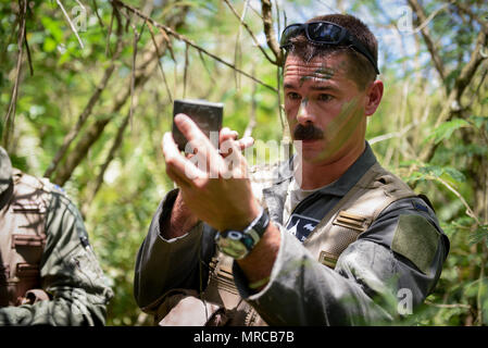 Stati Uniti Air Force 1 Lt. Manuel Lamson, 9 bomba Expeditionary Squadron sistemi d'arma officer, vale faccia camouflage vernice durante un combattimento di ricerca e salvataggio di esercizio di allenamento Giugno 5, 2017, presso Andersen Sud, Guam. Durante l'esercizio, Lamson ha agito come un equipaggio abbattuto gli stati, insieme con altri tre aviatori, ed è stato testato per la sua capacità di sopravvivere e di sottrarsi in un ambiente giungla. (U.S. Air Force photo by Staff Sgt. Joshua Smoot) Foto Stock