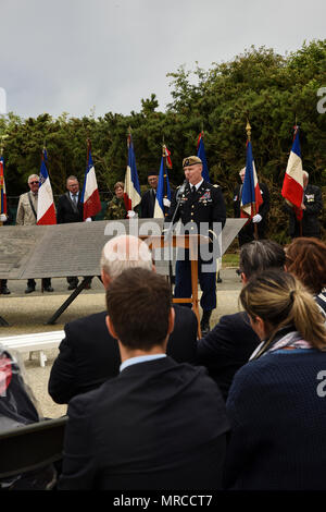 Col. Marcus S. Evans, il comandante del 75o Reggimento Ranger, parla A la Pointe du Hoc Ranger memorial a pagare rispetto a Stati Uniti Army Ranger che ha servito durante la II Guerra Mondiale Giugno 5, 2017 in Cricqueville en bessin, Francia. Questa cerimonia commemora la 73rd anniversario del D-Day, la più grande e multi-nazionale sbarco anfibio e militare operativo airdrop nella storia e mette in evidenza la U.S.' incrollabile impegno di alleati e partner europei. In generale, circa 400 us servicemembers da unità in Europa e gli Stati Uniti stanno partecipando al cerimoniale di D-Day eventi dal 31 maggio al 7 giugno Foto Stock