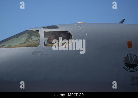 Stati Uniti Air Force Lt. Gen. Kenneth S. Wilsbach, xi Air Force commander, guarda fuori dalla finestra di una B-1B Lancer Giugno 2, 2017, presso Andersen Air Force Base, Guam. Wilsbach visitato Guam per interagire con gli avieri e i capi di Stato e di governo di Andersen AFB e la Base Navale di Guam. (U.S. Air Force foto di Airman 1. Classe Gerald R. Willis) Foto Stock