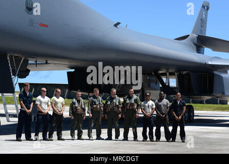 Stati Uniti Air Force Lt. Gen. Kenneth S. Wilsbach, xi Air Force commander, posa per una foto con gli avieri assegnato al 9 bomba Expeditionary Squadron Giugno 2, 2017, presso Andersen Air Force Base, Guam. Wilsbach visitato Guam per interagire con gli avieri e i capi di Stato e di governo di Andersen AFB e la Base Navale di Guam. (U.S. Air Force foto di Airman 1. Classe Gerald R. Willis) Foto Stock