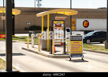 Le indicazioni e le istruzioni all'ingresso di una cerniera lampo automatico di lavaggio auto business di Wichita, Kansas, Stati Uniti d'America. Foto Stock