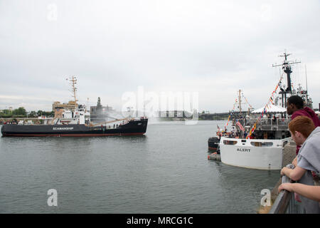 170607-N-ZP059-166 PORTLAND Ore., (Giugno 7, 2017) - USCGC Ironwood (WLI-297) arriva a Portland per Rose Festival Settimana della flotta. Il festival e Portland Settimana della flotta sono una festa del mare servizi con i marinai, marine, e Guardia Costiera membri provenienti da Stati Uniti e Canada che rendono la città una porta di chiamata. (U.S. Foto di Marina di Massa lo specialista di comunicazione 2a classe Giacobbe G. Sisco/rilasciato) Foto Stock