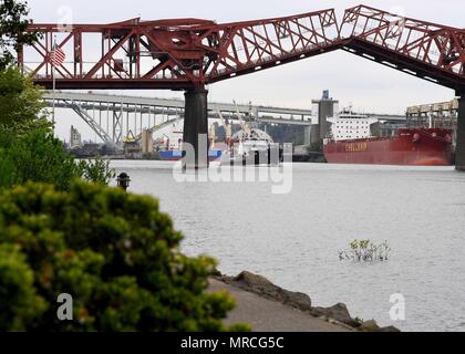 170607-N-WX604-226 Portland, Ore. (7 giugno 2017) USCGC Ironwood (WLB 297) arriva a Portland riverfront per Rose Festival Settimana della flotta. Il festival e Portland Settimana della flotta sono una festa del mare servizi con i marinai, marine, e Guardia Costiera membri provenienti da Stati Uniti e Canada che rendono la città una porta di chiamata. (U.S. Foto di Marina di Massa lo specialista di comunicazione 2a classe Giuseppe Montemarano/rilasciato) Foto Stock