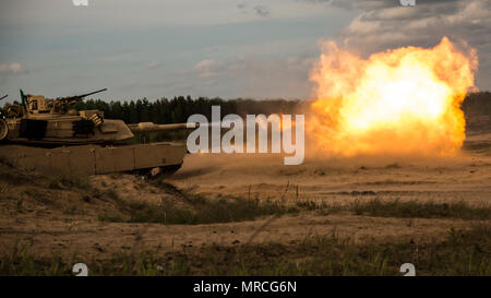 ADAZI, Lettonia - Marines con Alfa Company, 4° battaglione del serbatoio, 4° Divisione Marine, forze Marine Riserva di fuoco di una M1 Abrams serbatoio durante l'esercizio Saber Strike 17 in Adazi Area Formazione, Lettonia, Giugno 4, 2017. Esercizio Saber Strike 17 è un annuale combinati-esercizio congiunto condotti presso varie sedi in tutta la regione del Mar Baltico e della Polonia. La formazione combinata mantiene in esercizio riserva marines pronti a rispondere in tempi di crisi fornendo loro unica opportunità di formazione al di fuori degli Stati Uniti continentali. (U.S. Marine Corps foto di Cpl. Devan Alonzo Barnett/rilasciato) Foto Stock