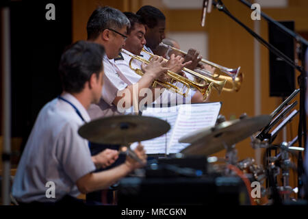 Il Comune di Big Band suona la canzone, "bruciatore di fieno," durante un concerto, 7 giugno 2017, presso il Ministero giapponese della difesa, Tokyo, Giappone. Il Comune di Big Band è programmato per eseguire a livello locale le scuole superiori a Tokyo per mostrare il modo in cui la musica è in grado di attraversare le barriere culturali e a dimostrare la cooperazione e amicizia tra il Giappone e le forze americane. (U.S. Air Force foto di Airman 1. Classe Donald Hudson) Foto Stock