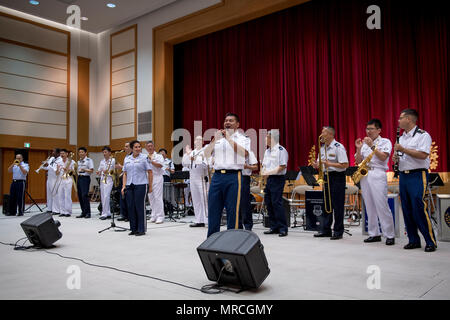 Un giunto Big Band suona la canzone, "quando i santi vengono marciando in", 7 giugno 2017, presso il Ministero giapponese della difesa, Tokyo, Giappone. Il Comune di Big Band incluso 20 membri del giapponese e le forze degli Stati Uniti da attraverso cinque diverse bande: banda di Tokyo mare gambe, Japan Air Self Defense Force fascia centrale, U.S. Esercito Giappone Band Camp Zama, U.S. Navy 7 Banda della flotta e gli Stati Uniti Air Force Band del Pacifico. (U.S. Air Force foto di Airman 1. Classe Donald Hudson) Foto Stock