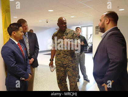 Marines in pensione il personale Sgt. Adel Abudayeh (a destra), Sgt. Richard Ung e Christopher Greenleaf (sinistra) parlare con Sgt. Il Mag. del Marine Corps Ronald L. verde circa le loro opere in mostra presso il Pentagono arte patriottica Programma: guerriero ferito Healing Arts presentano. Foto Stock