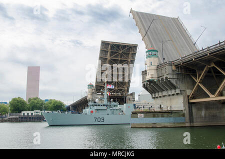 170607-N-YM720-186 Portland, Ore. (7 giugno 2017) di sua maestà nave canadese di Edmonton (MM703) passa attraverso il ponte di Burnside sul fiume Willamette per il Portland Rose Festival e settimana della flotta, 7 giugno. Il festival e Portland Settimana della flotta sono una festa del mare servizi con marinai, Marines e Guardia Costiera membri provenienti da Stati Uniti e Canada che rendono la città una porta di chiamata. (U.S. Foto di Marina di Massa lo specialista di comunicazione 2a classe Allen Michael McNair/rilasciato) Foto Stock