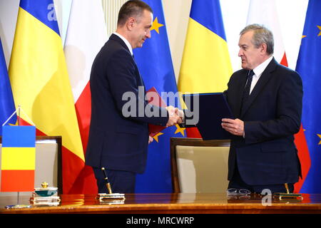 Varsavia, Polonia. 25 Maggio, 2018. Il ministro rumeno di difesa Mihai Fifor e Vice Primo Ministro Piotr Glinski durante le consultazioni governative in Varsavia. Credito: Jakob Ratz/Pacific Press/Alamy Live News Foto Stock