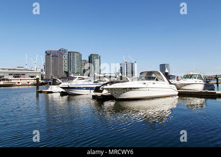 Melbourne, Australia: 07 Aprile 2018: lussuosi motoscafi e barche sono ormeggiate nella città di Melbourne Marina con nuovi appartamenti nei pressi del lungomare. Foto Stock