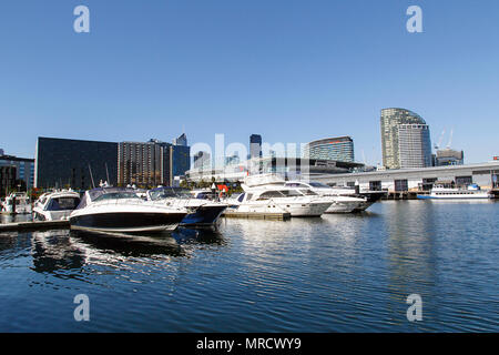 Melbourne, Australia: 07 Aprile 2018: lussuosi motoscafi e barche sono ormeggiate nella città di Melbourne Marina con nuovi appartamenti nei pressi del lungomare. Foto Stock