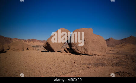 Boulder paesaggio vicino a Djanet Tassili, Algeria Foto Stock