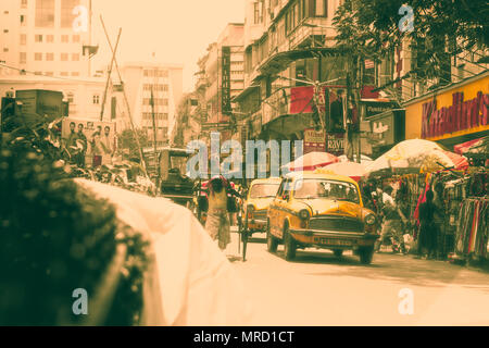 Kolkata,l'india,street photography,tram,rickshaw,saint,pellegrino,uomo santo,lotta della vita,sopravvivenza,street life,l'amore,felicità,nostia,nistalgic città vecchia,un Foto Stock