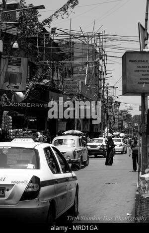 Kolkata,l'india,street photography,tram,rickshaw,saint,pellegrino,uomo santo,lotta della vita,sopravvivenza,street life,l'amore,felicità,nostia,nistalgic città vecchia,un Foto Stock