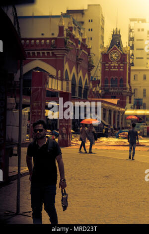 Kolkata,l'india,street photography,tram,rickshaw,saint,pellegrino,uomo santo,lotta della vita,sopravvivenza,street life,l'amore,felicità,nostia,nistalgic città vecchia,un Foto Stock