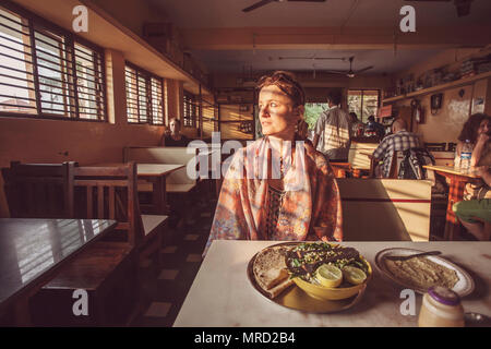 Gokarna, Karnataka, India, 8 Gennaio 2018: Ristorante visitatore turistico con la tradizione indiana cibo servito Foto Stock