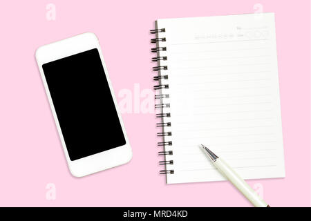 Smartphone, nota, penna su sfondo rosa per mock up. Foto Stock