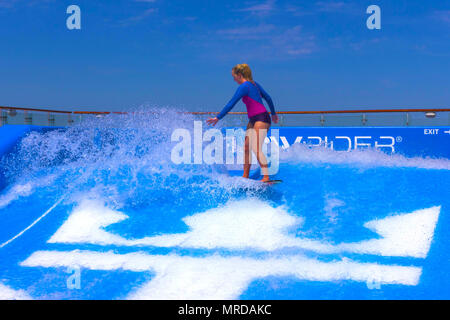 Cape Canaveral, Stati Uniti d'America - 29 Aprile 2018: l'uomo surf sul FlowRider a bordo l'Oasi dei mari da parte di Royal Caribbean Foto Stock