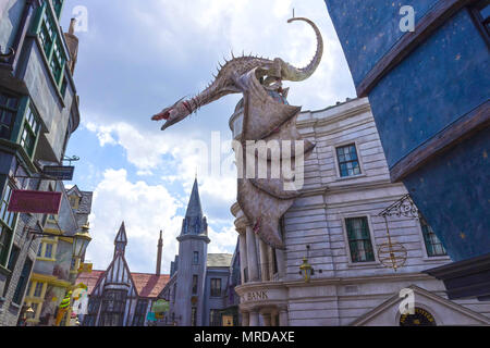 Orlando, Stati Uniti d'America 8 Maggio 2018: Dragon presso la banca di Gringotts in Diagon Alley al mondo di Wizarding di Harry Potter in Studio Universal Orlando. Foto Stock