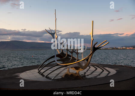 Reyklavik, Islanda - 28 Luglio 2017: Moderna Scultura di metallo che assomiglia a una lunga Viking Ship, Sun Voyager nel porto di Reykjavik, Islanda Foto Stock