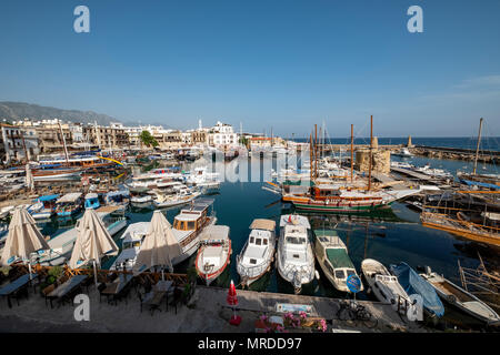 Keyrnia (turco:Girne) Porto, la parte settentrionale di Cipro. Foto Stock