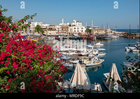 Vista del porto di Kyrenia (turco: Girne) Cipro del Nord Foto Stock