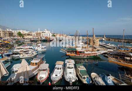 Vista del porto di Kyrenia (turco: Girne) Cipro del Nord Foto Stock