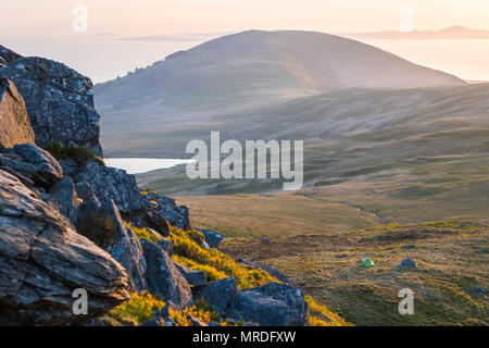 Tenda piantato su una montagna di Gallese durante un campeggio selvaggio viaggio nelle colline Rhinog Foto Stock