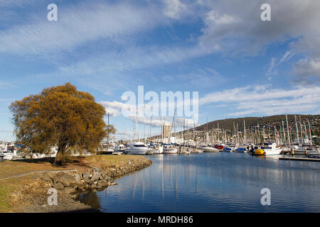 Hobart, Tasmania, Australia: Marzo 28, 2018: yacht di lusso sono ormeggiate nella sicurezza della marina presso il Royal Yacht Club of Tasmania. Foto Stock