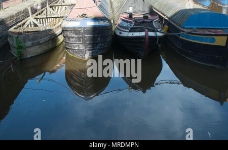 Chiatte in chiatta braccio di Gloucester Docks Foto Stock