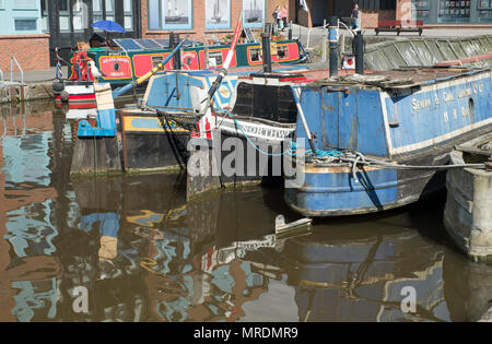 Chiatte in chiatta braccio di Gloucester Docks Foto Stock