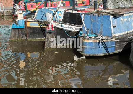 Chiatte in chiatta braccio di Gloucester Docks Foto Stock