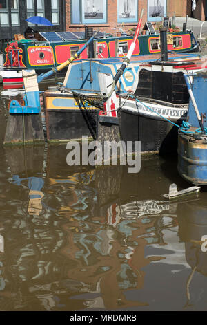 Chiatte in chiatta braccio di Gloucester Docks Foto Stock