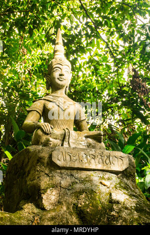 Statue presso il giardino segreto su Koh Samui Island in Thailandia Foto Stock