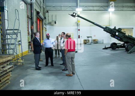 (Sinistra) 'Chip' Schwartz, plant manager, impianto di produzione Barstow, spiega la missione del deposito Marine Manutenzione impianto di comando situato a bordo del Yermo allegato del Marine Corps base logistica Barstow, California, ai membri del governatore militare del Consiglio il 6 giugno. James Johnson, U.S. Navy ammiraglio pensionati; Il Mag. Stacey Colon, direttore, installazioni e logistica, MCLBB; Lt. La Cmdr. Jeffrey Patton, opere pubbliche officer; Kyle Smith, policy advisor; Dennis Kenneally, U.S. Grande esercito, generale in pensione; e Tom Garcia, legislativo membro del personale; girato anche il veicolo cingolato Test sono Foto Stock