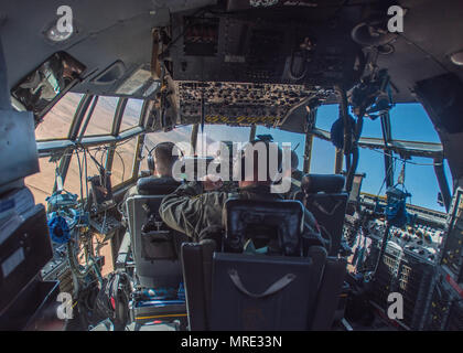 Equipaggio membri dalla Kentucky Air National Guard's 165Airlift Squadron girare per approccio finale prima di atterrare a 123Airlift Wing C-130 Hercules in Guelmim, Marocco, il 27 aprile 2017, durante l'esercizio leone africano. Le unità multiple da parte degli Stati Uniti Marine Corps, U.S. Esercito, U.S. Navy, U.S. Air Force e il Kentucky e Utah aria guardie nazionali condotte multilaterali e operazioni di stabilità di formazione con unità provenienti dal Royal marocchine le forze armate del Regno del Marocco durante l'esercizio, che si è svolto dal 19 aprile al 28. La combinata annuale multilaterale di esercizio è progettato per migliorare in Foto Stock