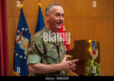 Maxwell AFB, Ala. - US Marine Corps Generale Joseph F. Dunford, Jr., XIX Presidente del Comune di capi di Stato Maggiore, indirizzi comuni e studenti internazionali che frequentano l'Università dell'aria dell'aria del Collegio di guerra, 3 maggio 2017. (US Air Force foto di Melanie Rodgers Cox/rilasciato) Foto Stock