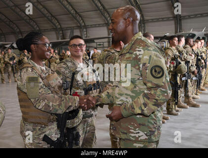 Capo Comandante Sergente della Air Force Kaleth O. Wright, riconosce il personale Sgt. Kiara Smith, Treno, consulenza, assistenza Command-Air (TAAC-aria) intelligence advisor, per prestazioni eccezionali a Kabul Air Wing, Afghanistan, 13 aprile 2017. Gen. Stephen Wilson, vice capo di Stato Maggiore delle Forze aeree; Wright; Il Mag. Gen. James Hecker, 9 dell'aria e dello spazio di attività Expeditionary Force-Afghanistan commander; e Chief Master Sgt. Lisa Arnold, nono AETF-un comando chief; visitato il 438th Air Expeditionary Wing e TAAC-aria. Brig. Gen. David Hicks, 438th AEW e TAAC-comandante dell'aria, e un contingente di TAAC-coalizione di aria Foto Stock